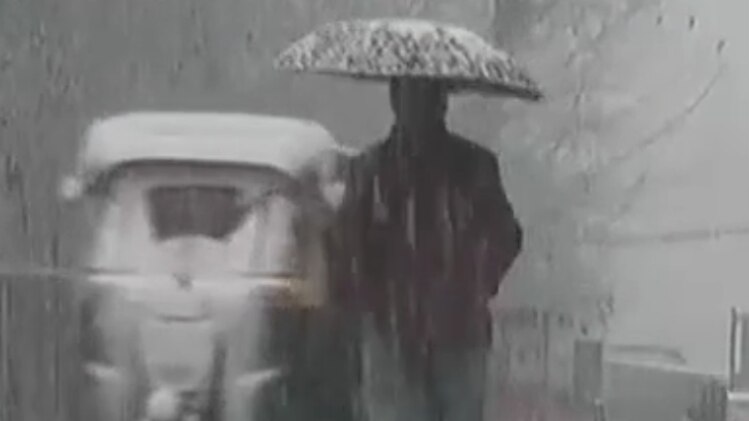 पहाड़ों पर बर्फबारी और सर्दी का सितम