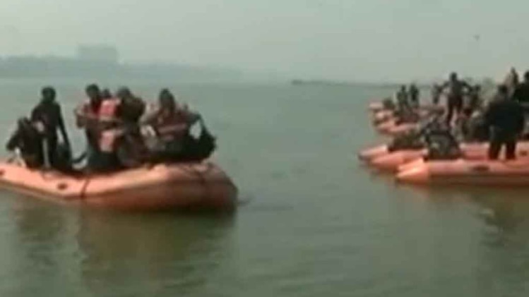 शनिवार को गंगा नदी में नाव पलटने से हुआ हादसा