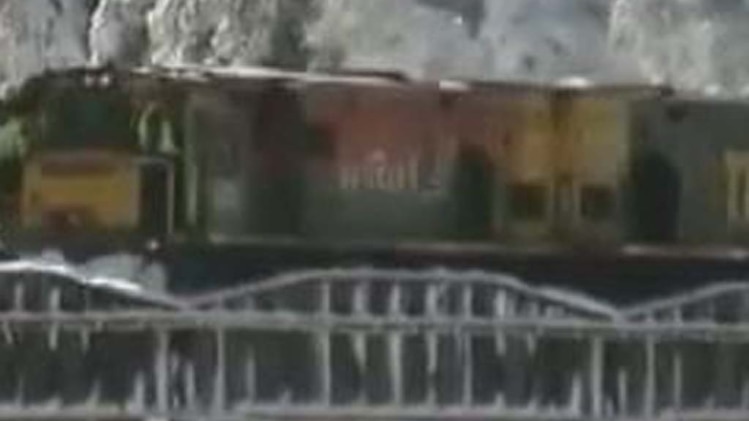 देखिए बर्फ से पटे अजब रास्तों के गजब सफर