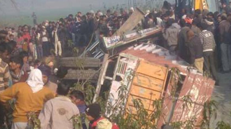स्कूल बस और ट्रक की टक्कर से हुआ हादसा