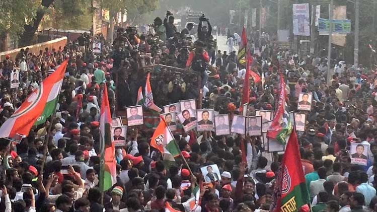 आगरा में रोड शो