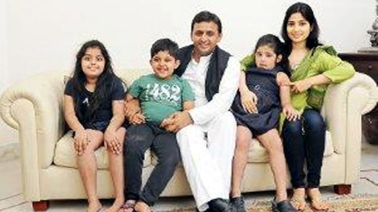 यूपी की फर्स्ट फैमिली में कैसी है केमिस्ट्री?