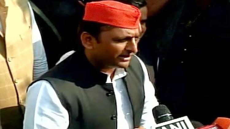 अखिलेश यादव ने सैफई में डाला वोट