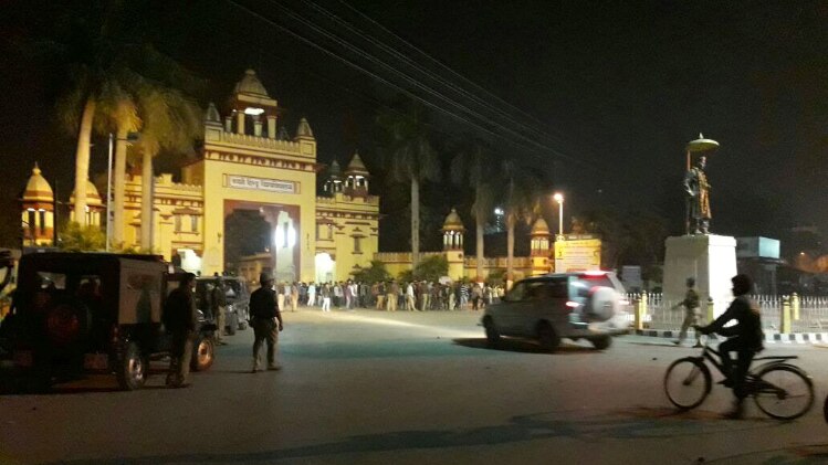 इस घटना में कई लोग घायल हो गए हैं