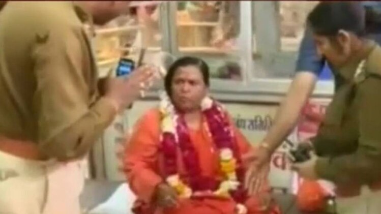 पुलिस ने गर्भगृह में जाने से रोका