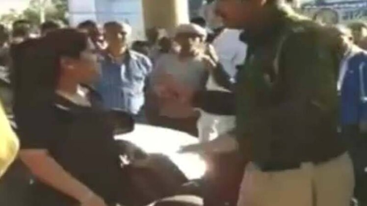 पुलिस और महिला के बीच हाथापाई