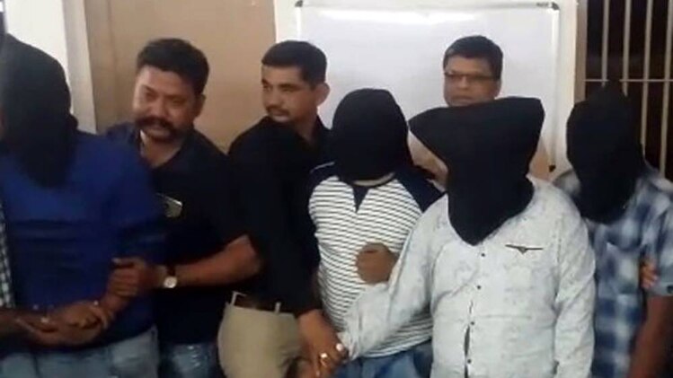 पुलिस चारों आरोपियों से पूछताछ कर रही है