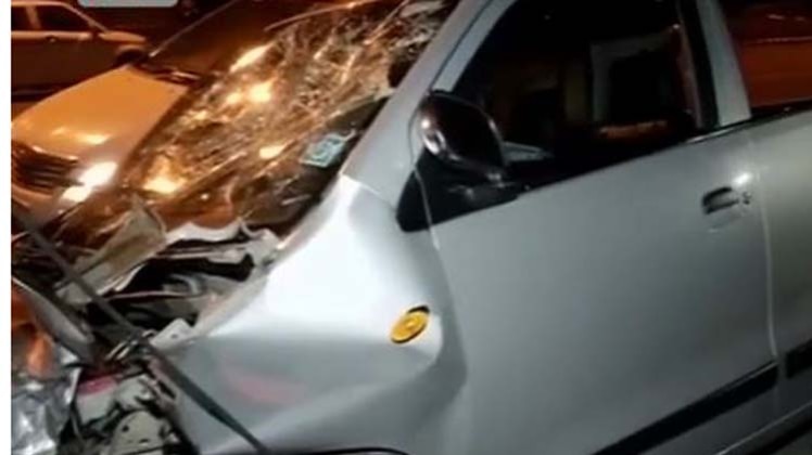 खंभे से टकराई बेकाबू कार, 2 घायल