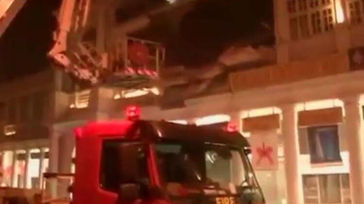 कनॉट प्लेस में इमारत की छत गिरी