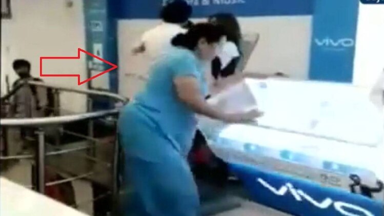 तीनों महिलाओं ने स्टाफ के साथ मारपीट भी की