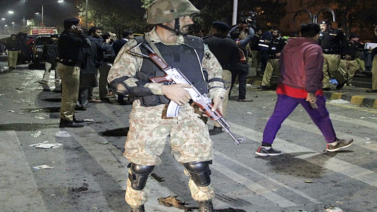 शतक आजतक: लाहौर में आतंकी धमाका, 16 मरे