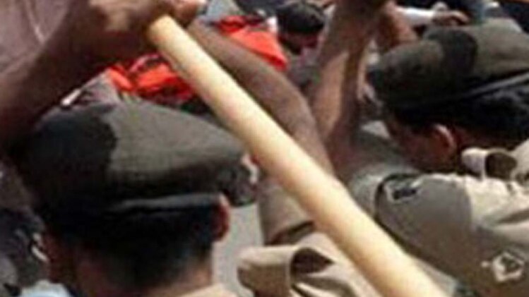वोटिंग के दौरान तनाव, पुलिस ने किया लाठीचार्ज