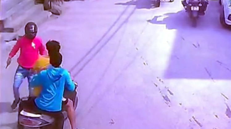 देखिए बीच सड़क पर मर्डर का लाइव वीडियो