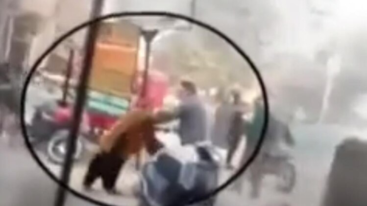 महिला की पिटाई