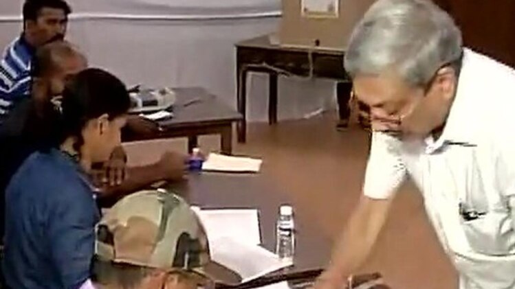 गोवा में वोटिंग शुरू, मनोहर पर्रिकर ने डाला वोट