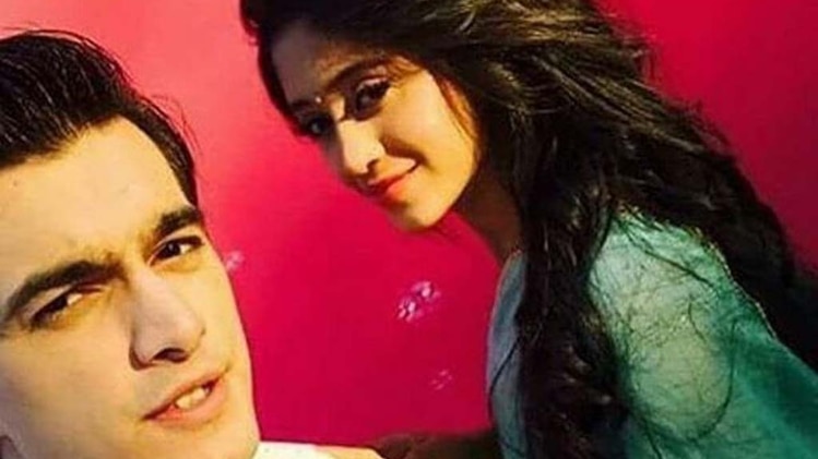 कार्तिक ने लगाई नायरा के नाम की मेहंदी