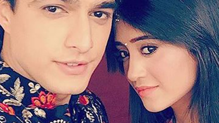 अपनी मेहंदी में किसकी पिटाई कर रहे हैं कार्तिक