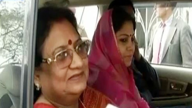 लखनऊ में राजनाथ सिंह के परिवार ने डाला वोट