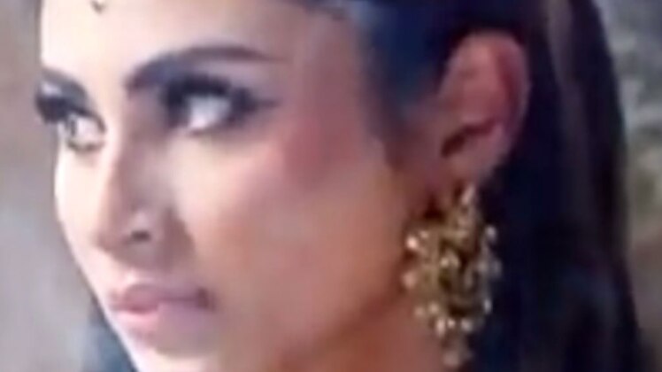 एक्ट्रेस मौनी रॉय