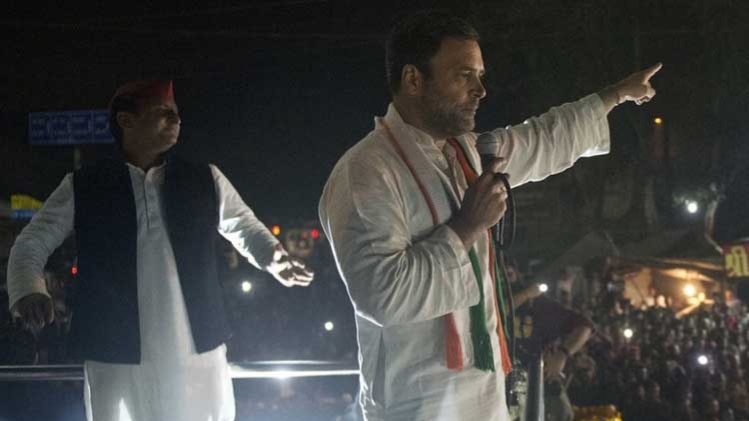 आगरा में रोड शो