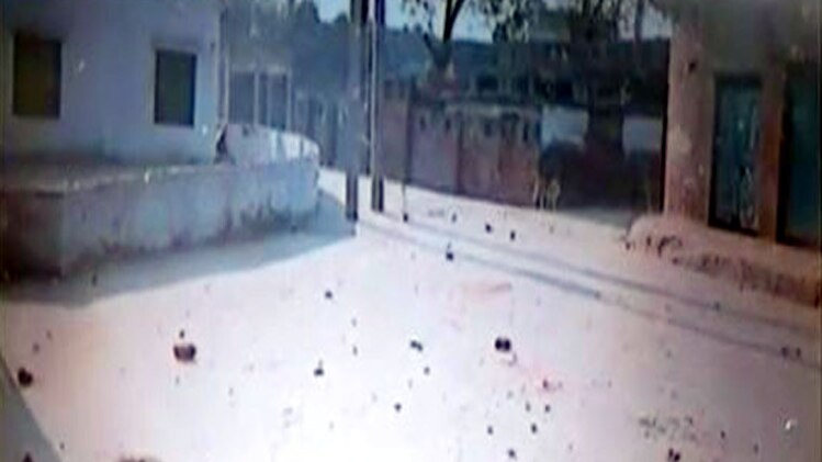 जसवंत नगर में वोटिंग के दौरान पथराव