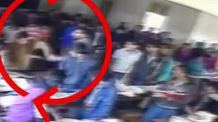 12वीं के छात्रों पर टीचर का 'थर्ड डिग्री' टॉर्चर