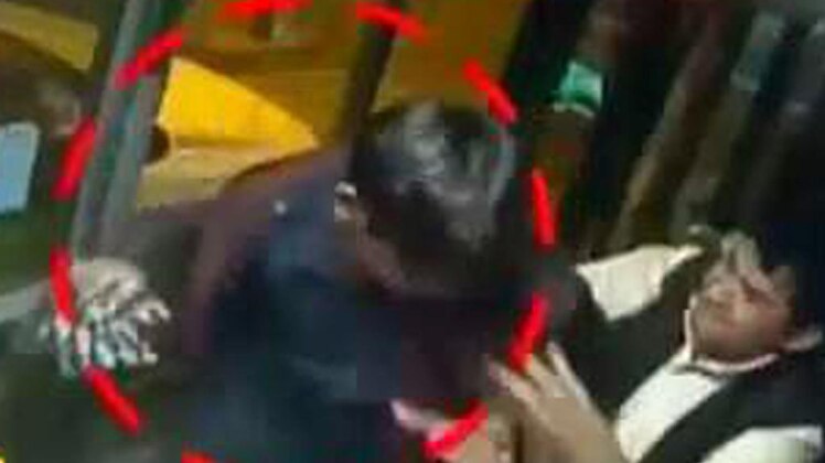 टोल प्लाजा पर नेता जी की गुंडागर्दी!