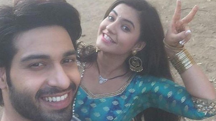 कुएं में ये क्या कर रहे हैं सूरज और चकोर