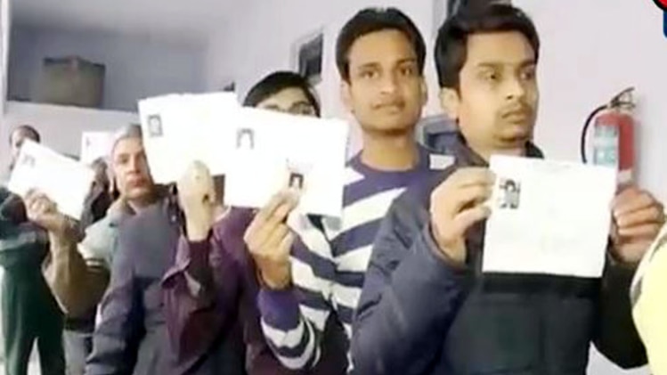 10 मिनट 50 खबरें: यूपी में तीसरे फेज की वोटिंग में दिग्गजों ने किया मतदान