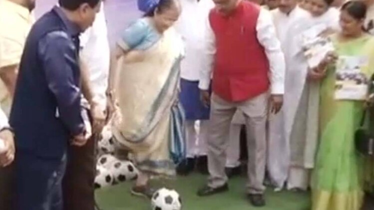 फुटबॉल पर किक करतीं लोकसभा स्पीकर सुमित्रा महाजन