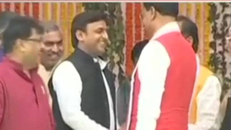 जब योगी आदित्यनाथ के शपथ समारोह में पहुंचे अखिलेश यादव