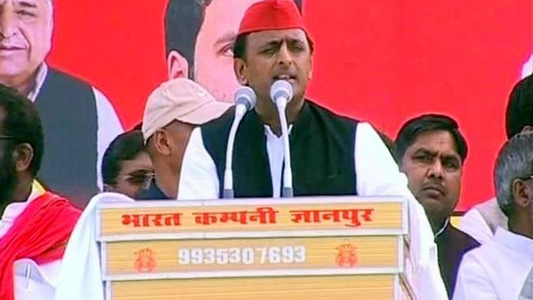 भदोही में रैली को संबोधित करते अखिलेश यादव
