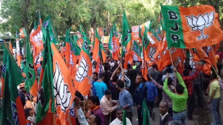 बीजेपी दफ्तर के बाहर भीड़