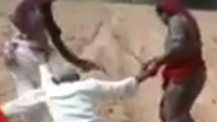 बुजुर्ग की पिटाई