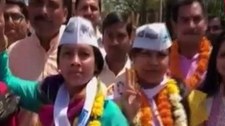 MCD चुनाव के लिए AAP उम्मीदवारों ने भरा नामांकन