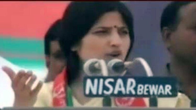 डिंपल भाभी का चौतरफा वार!