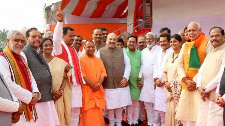 योगी ने संभाली यूपी की कमान