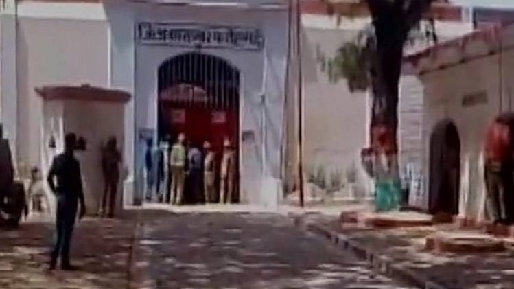 फर्रुखाबाद में कैदियों के सामने पुलिस का सरेंडर!