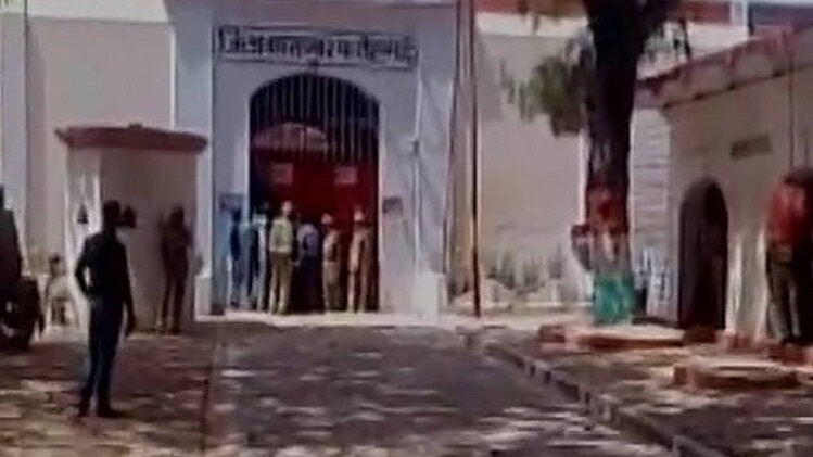 फर्रुखाबाद जेल में कैदी आउट ऑफ कंट्रोल!