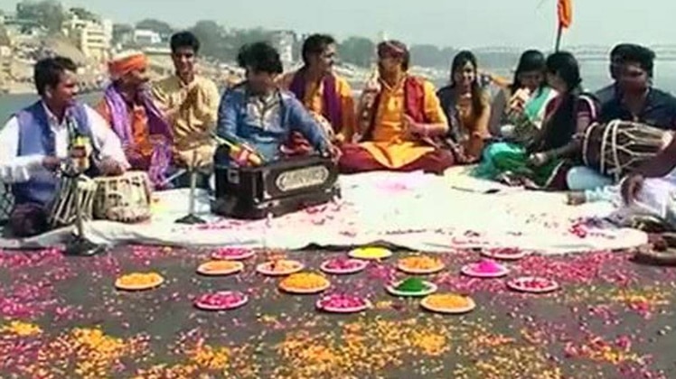 गंगा किनारे रंग और होली का हुड़दंग