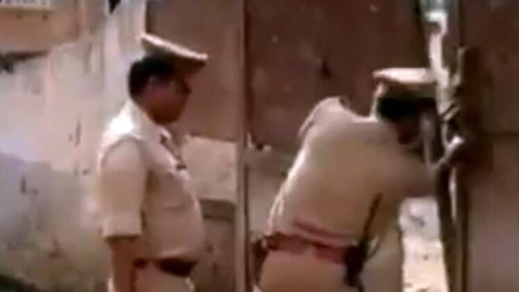 मीट दुकानदार हड़ताल पर