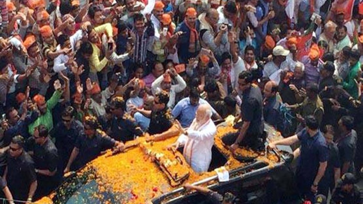 मोदी के रोड शो पर विवाद