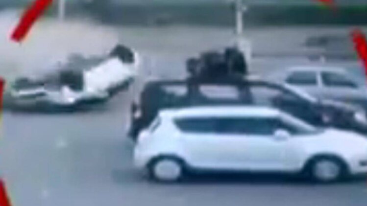 कार ने मारी टक्कर