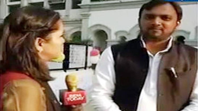 आजतक के साथ बातचीत करते सपा उम्मीदवार नफीस अहमद