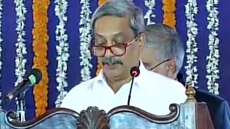 सीएम पद की शपथ लेते मनोहर पर्रिकर