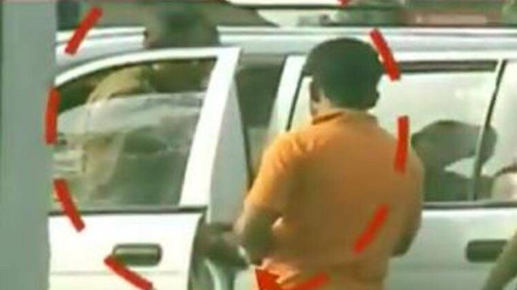 पुलिसकर्मी रिश्वत लेते हुए कैमरे में कैद