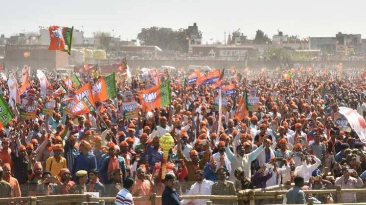 वाराणसी में चुनावी जनसभा