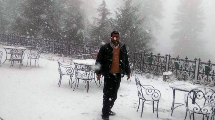 पहाड़ों पर बर्फबारी से चमके सैलानियों के चेहरे