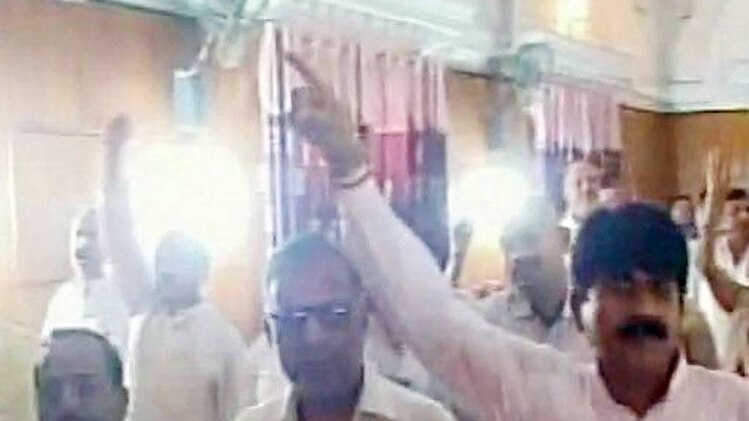 वंदे मातरम पर हंगामा