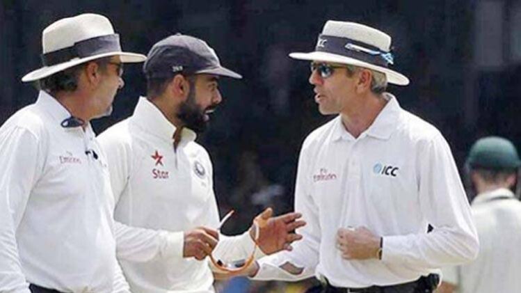 अंपायरों से बात करते विराट कोहली